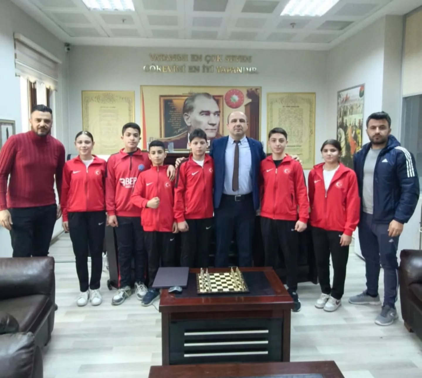 Şampiyon Öğrencilerden İlçe Milli Eğitim Müdürü Duru’ya Ziyaret