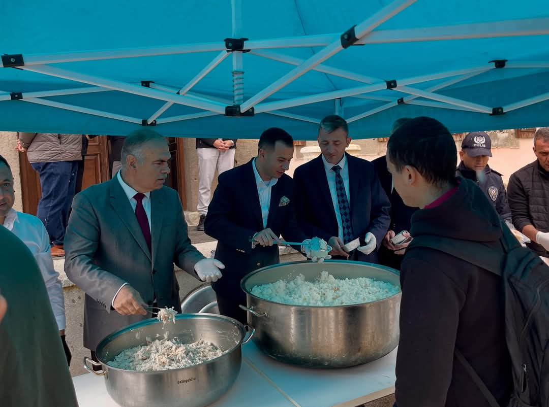 Kaymakam Aslan ve Başkan Yıldırım, Pilav Gününde Öğrencilerle Buluştu!