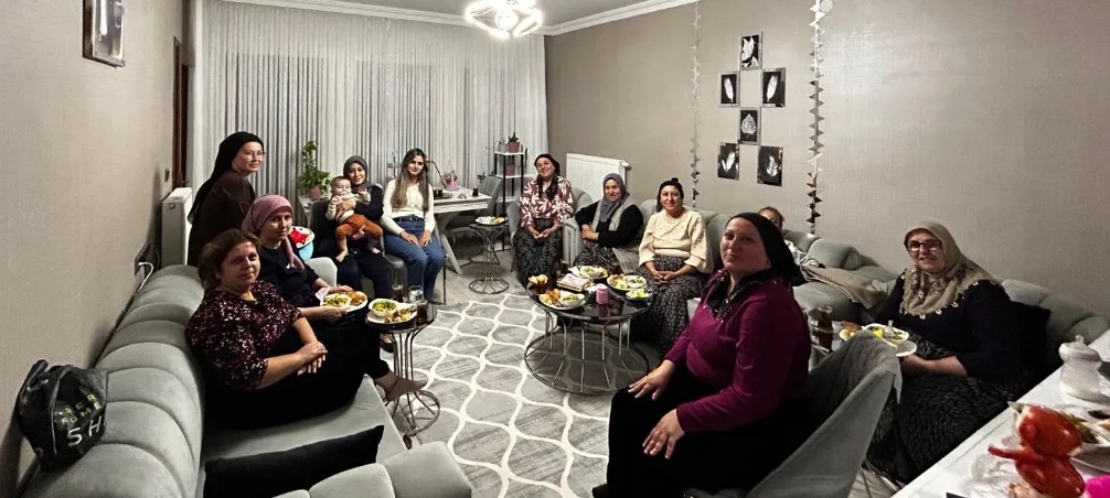 AK Parti Kadın Kollarından Minik Aras’a Doğum Günü Sürprizi