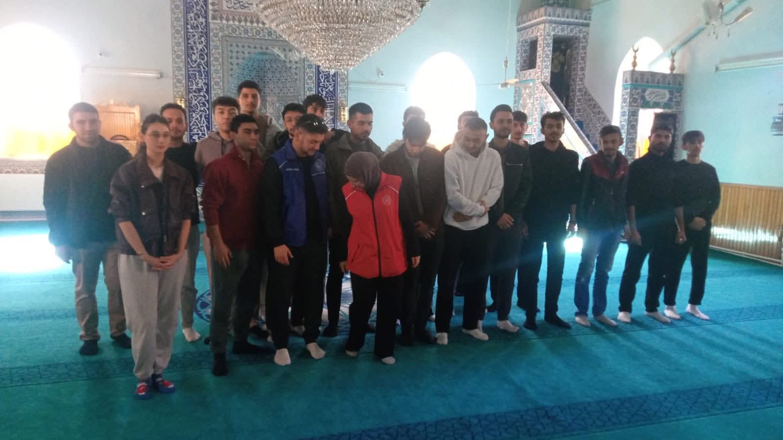 AKÜ Sinanpaşa Meslek Yüksekokulu Öğrencilerinden Camii Temizliği