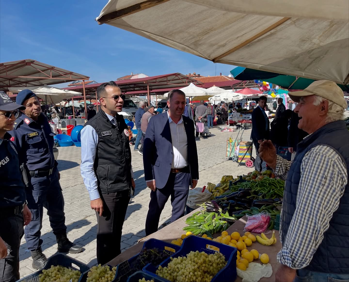 Sinanpaşa Kaymakamı Emrah Aslan’dan Pazar Yeri Ziyareti!