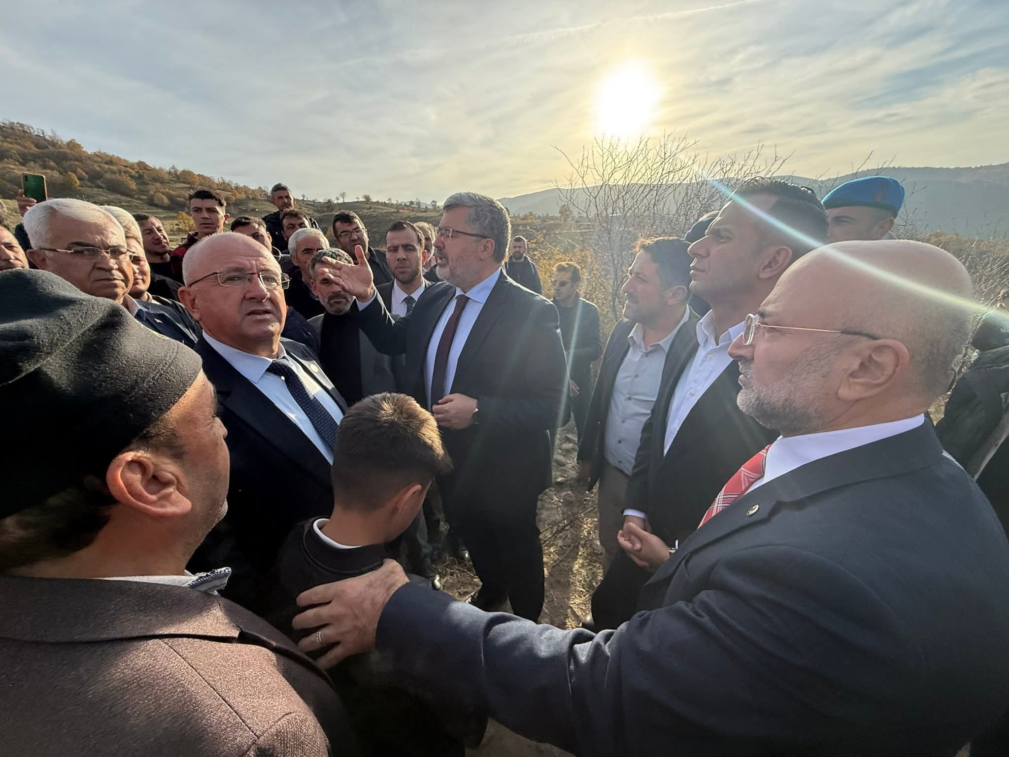 TAŞOLUK’TA GERGİNLİK SÜKÛNETLE AŞILDI Milletvekili Ali Özkaya Vatandaşların Yanında Yer Aldı