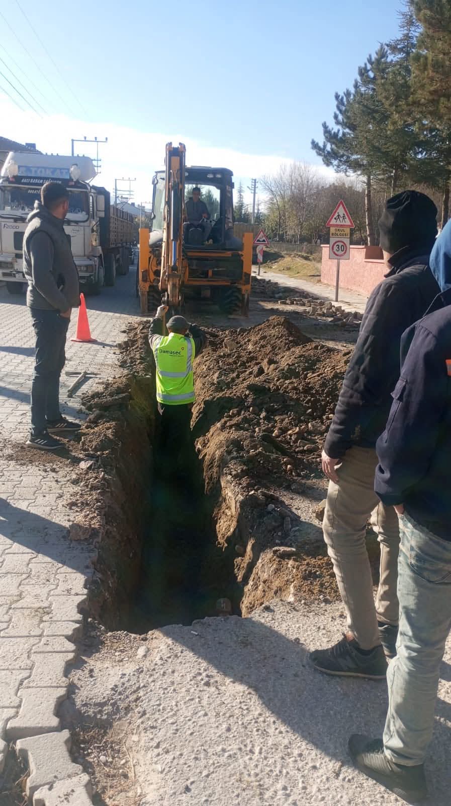 Sinanpaşa'da Doğalgaz Bekleyen Mahallelere İlk Kazma Vuruldu