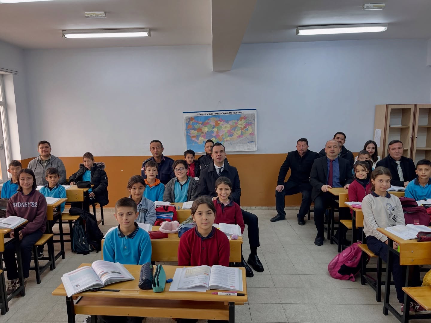 Sinanpaşa Kaymakamı Emrah Aslan’dan Okul Ziyaretleri