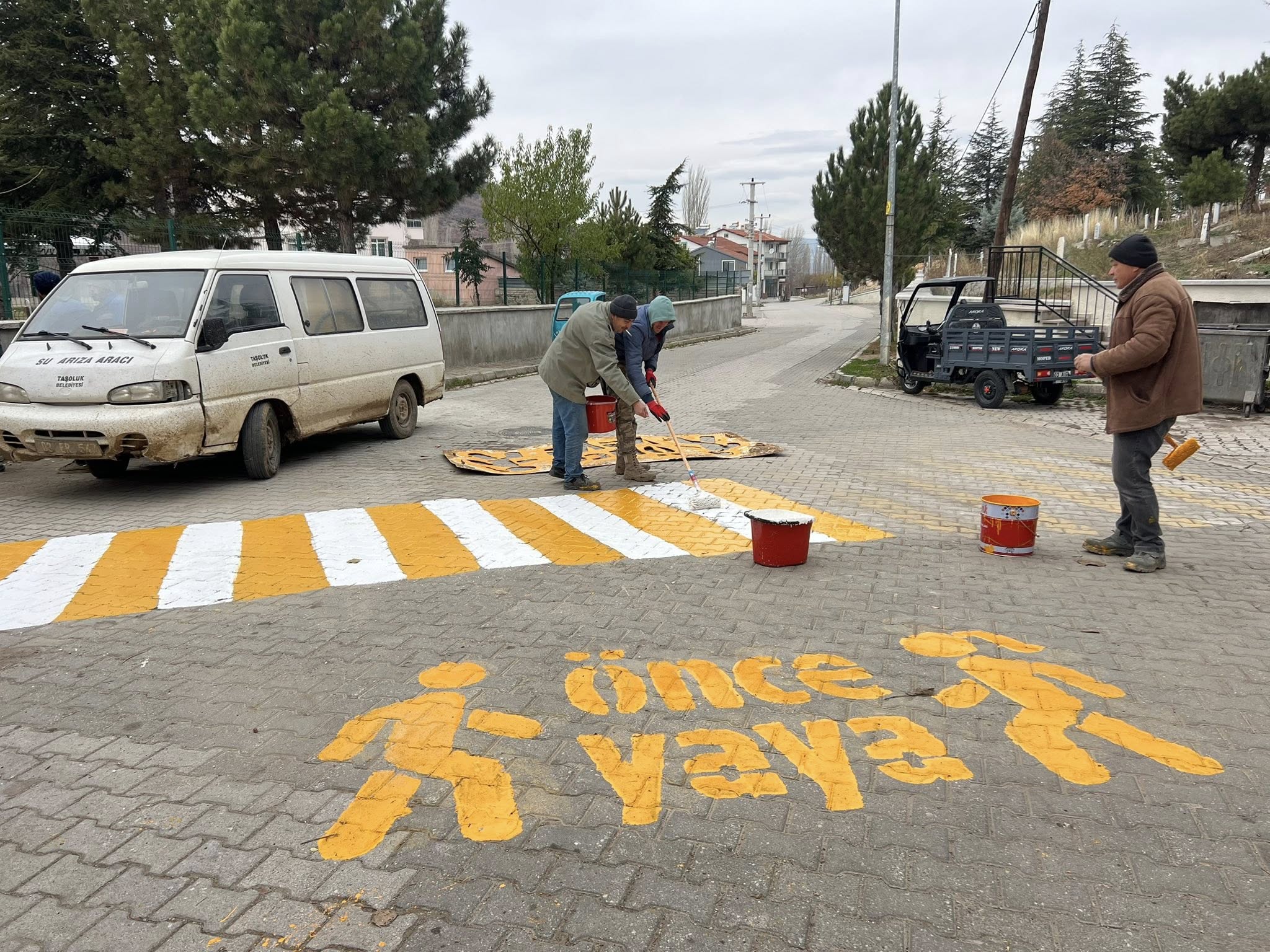 Taşoluk’ta Yaya Yolları ve Okul Girişlerinde Çizgi Çalışmaları Sürüyor