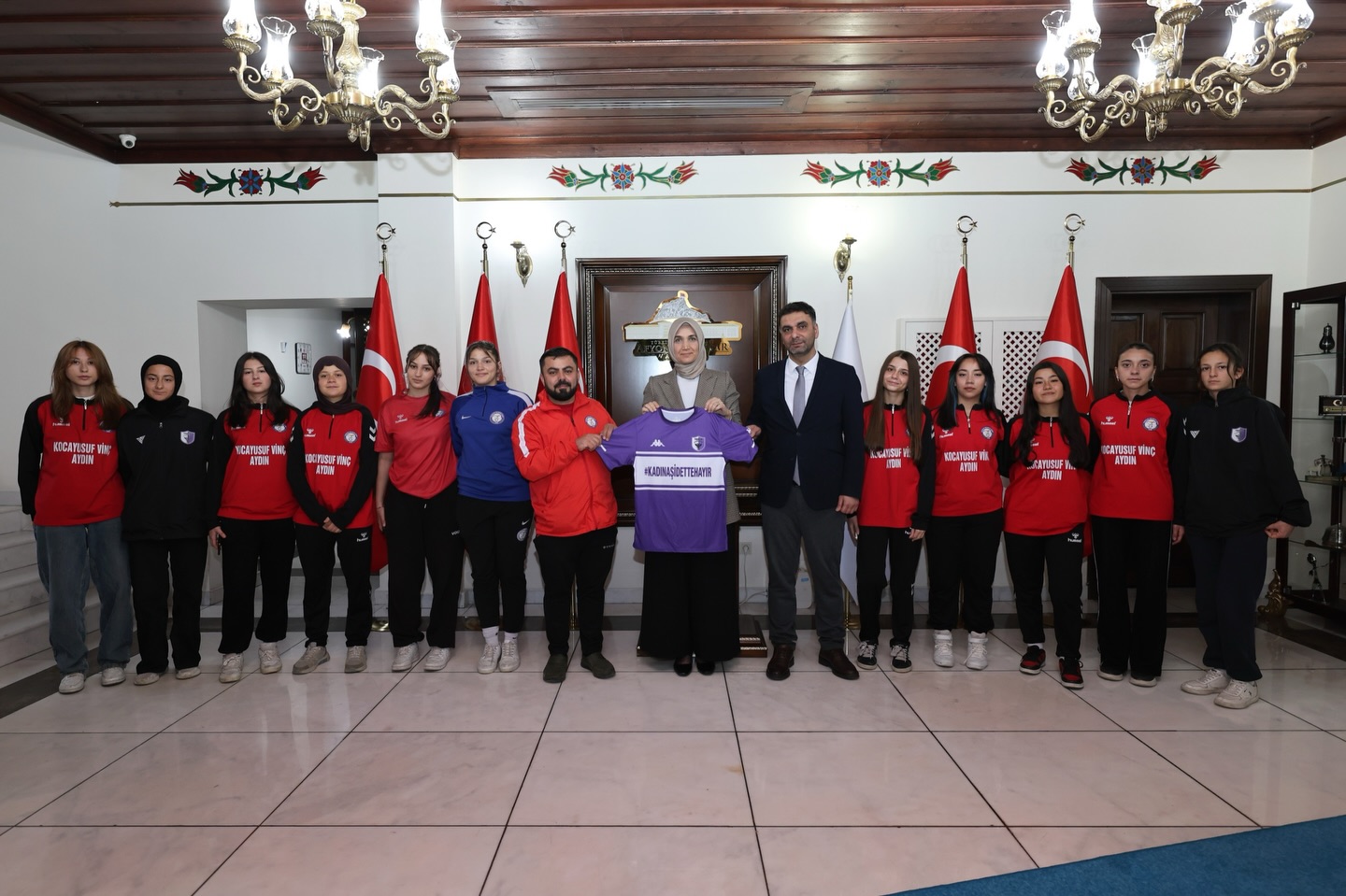 Vali Yiğitbaşı’ndan U17 Kadın Futbol Takımına Moral Desteği