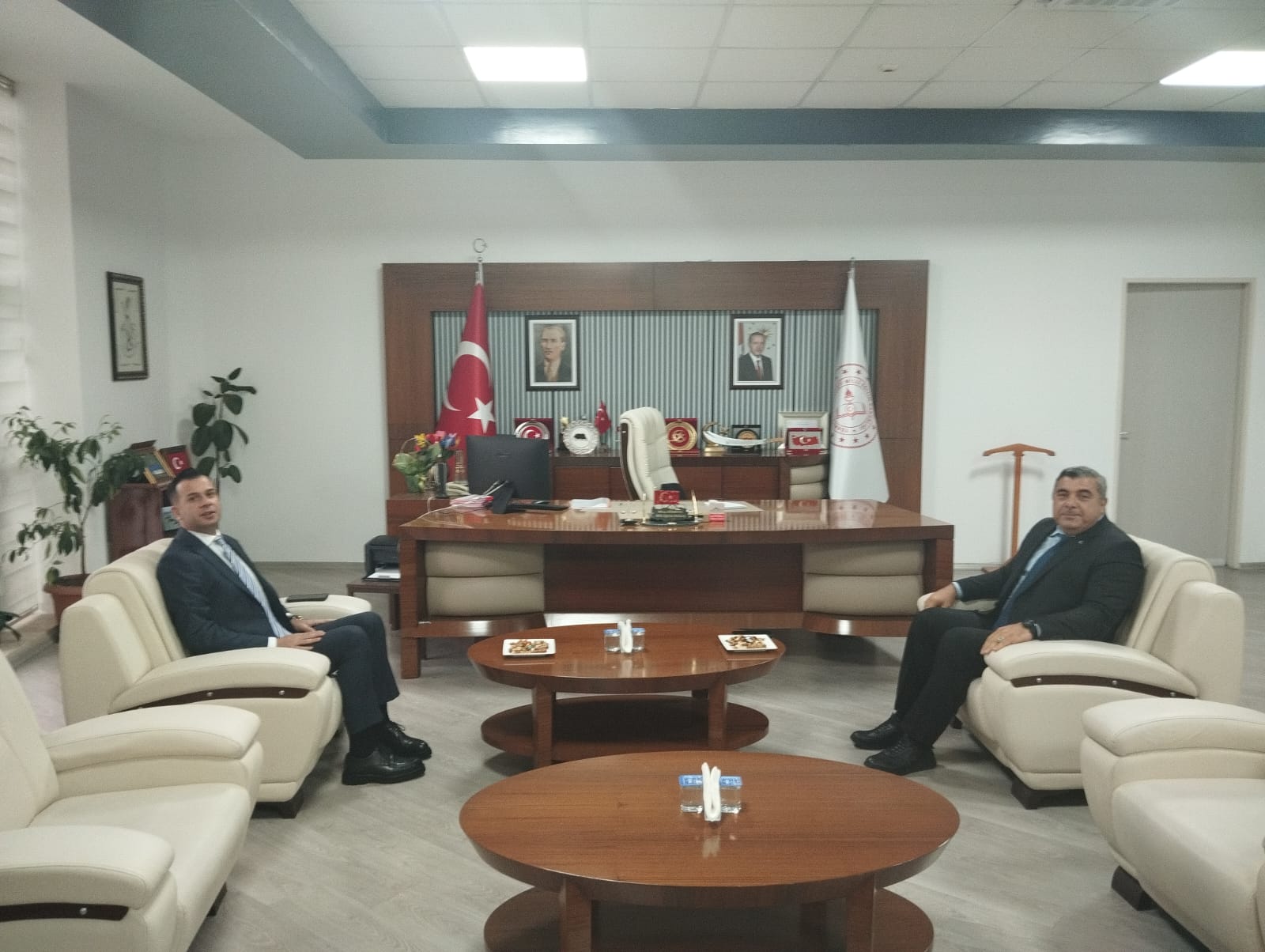 Sinanpaşa Kaymakamı Aslan’dan Müdür Sünnetci’ye Ziyaret