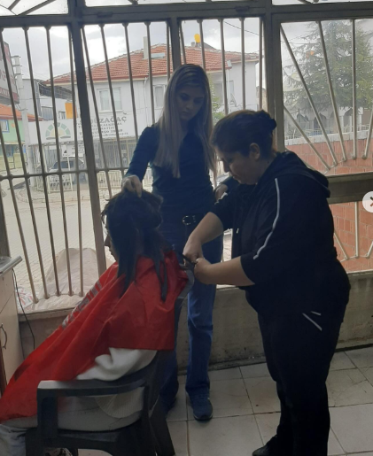 Sinanpaşa Halk Eğitimi’nden Düzağaç’ta Gönüllere Dokunan Kuaförlük Uygulaması