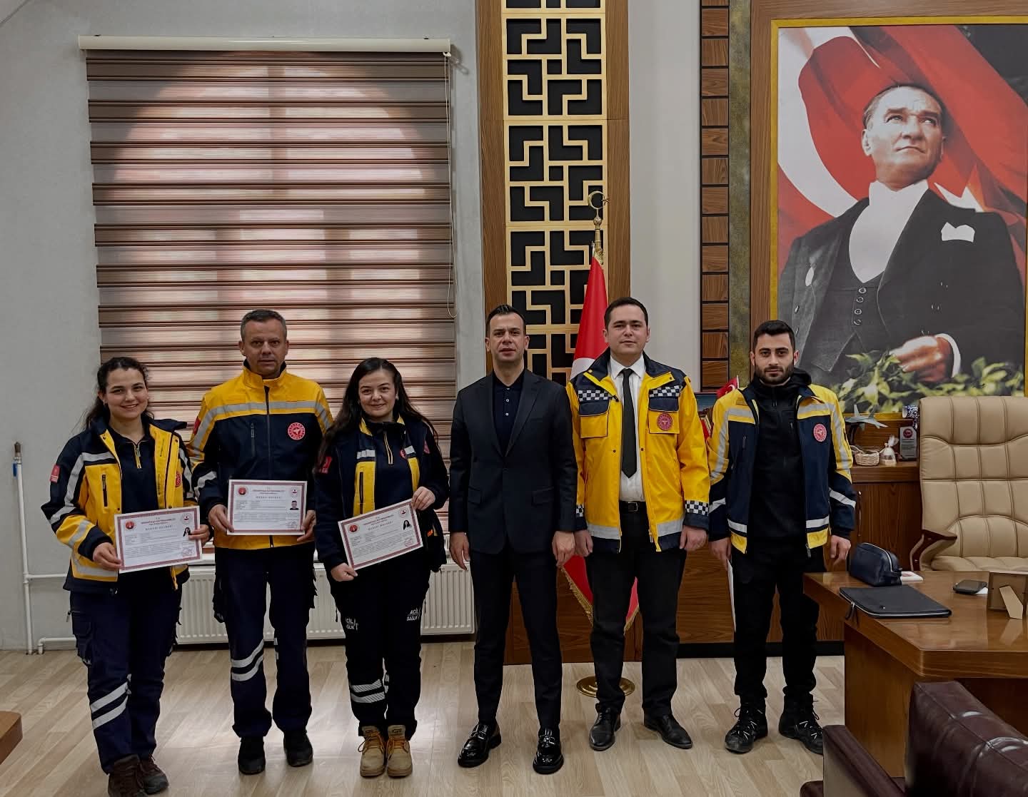 Sinanpaşa Kaymakamı Emrah Aslan’dan 112 Personeline Başarı Belgesi