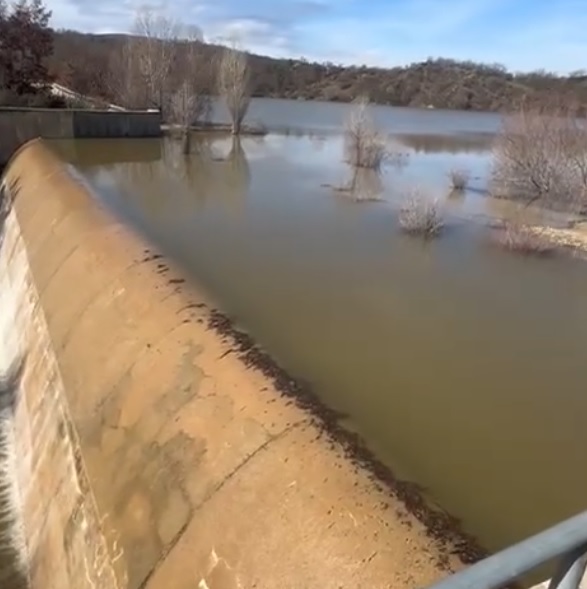 AK Parti Sinanpaşa İGM Üyesi Özgür Kıvrak Kuruçay Barajı’nın Dolduğunu Duyurdu