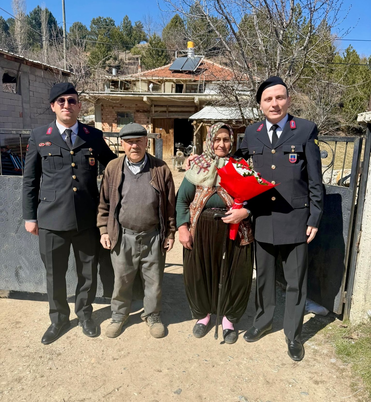 Sinanpaşa’da Şehit ve Gazi Ailelerine Kadınlar Günü Ziyareti