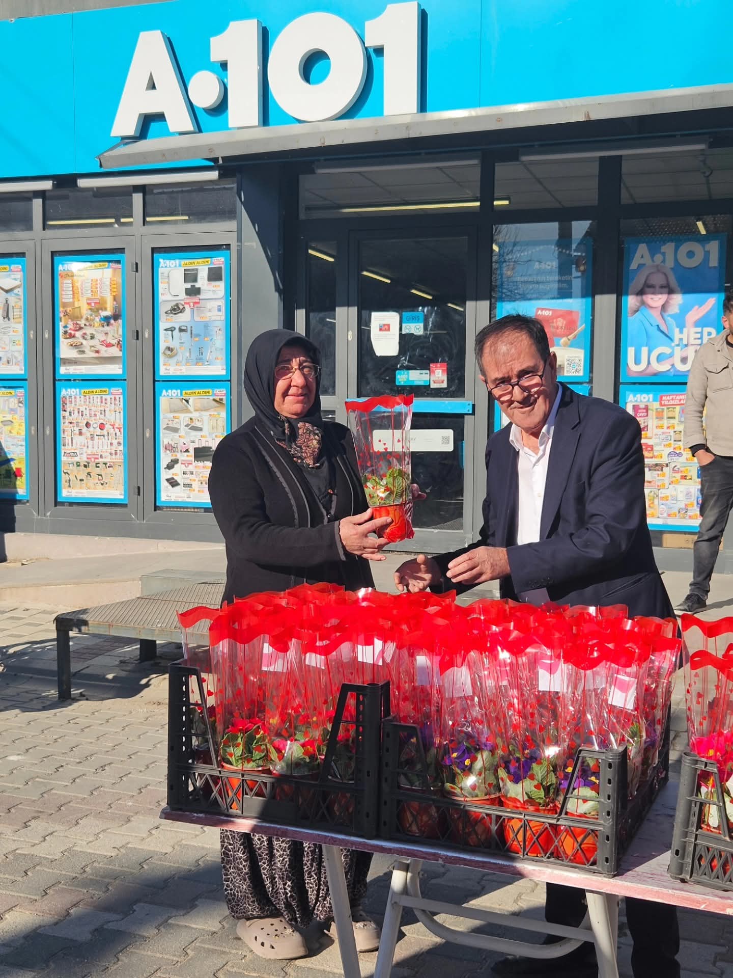 Başkan Yakan’dan Kadınlara Çiçekli Kutlama