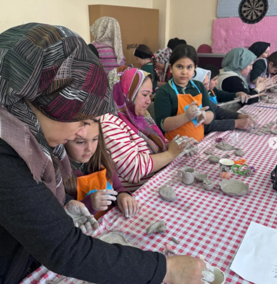 Serban Kazım Özer İlkokulu’nda Sevgiyle Şekillenen Seramik Atölyesi