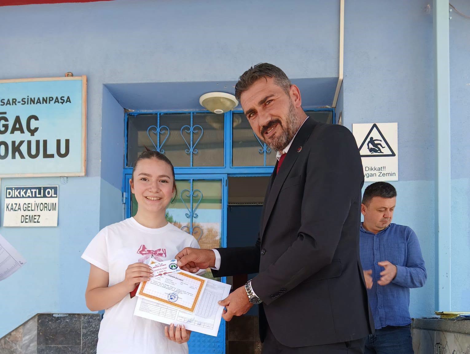 DÜZAĞAÇ BELEDİYE BAŞKANI SELÇUK ÇETİNKAYA'DAN BAŞARILI ÖĞRENCİLERE ÖDÜL
