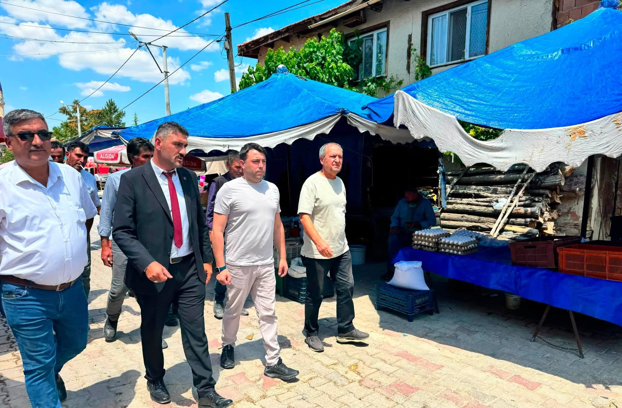 MHP SİNANPAŞA TEŞKİLATI DÜZAĞAÇ'TA SAHAYA İNDİ: ESNAF VE VATANDAŞLARLA BULUŞTU