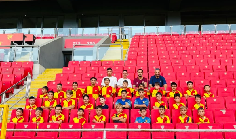Minik Futbolcular Gürsel Aksel'in Atmosferini Yaşadı