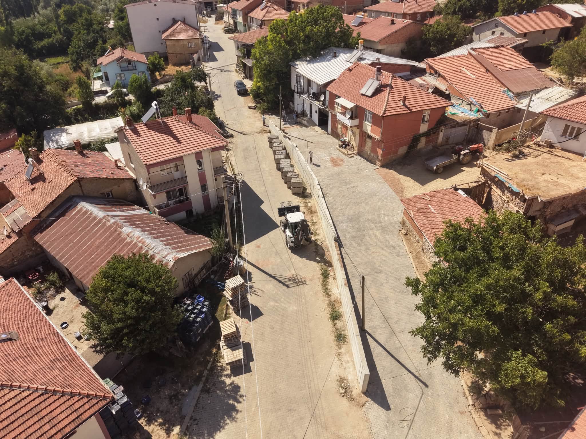 Başkan Ali Baran Çalışmaları Yerinde İnceledi: “Taşsız Yol Kalmayacak”