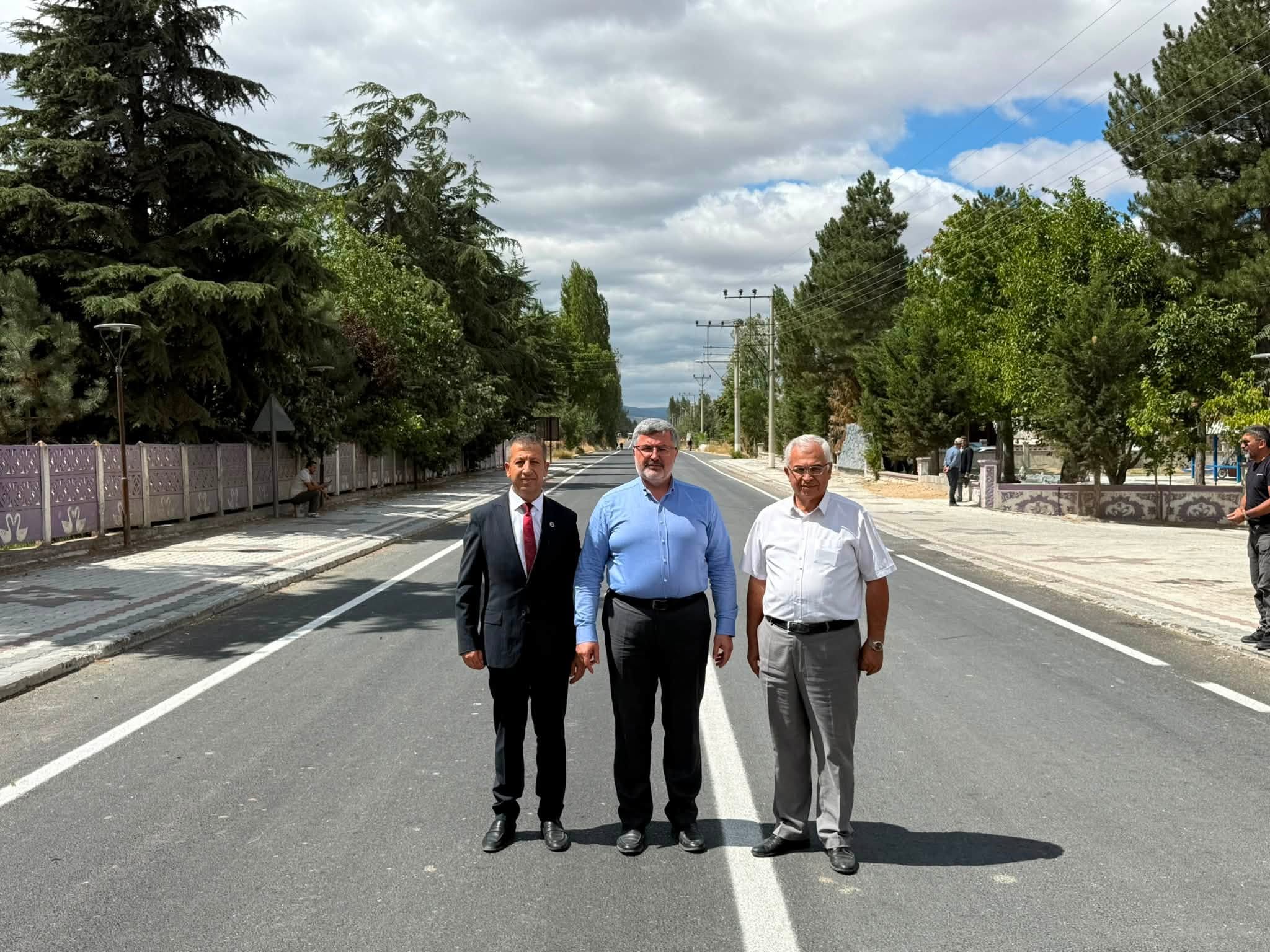 Kılıçarslan’da Çifte Çalışma: Hem Sıcak Asfalt Hem Sosyal Tesis