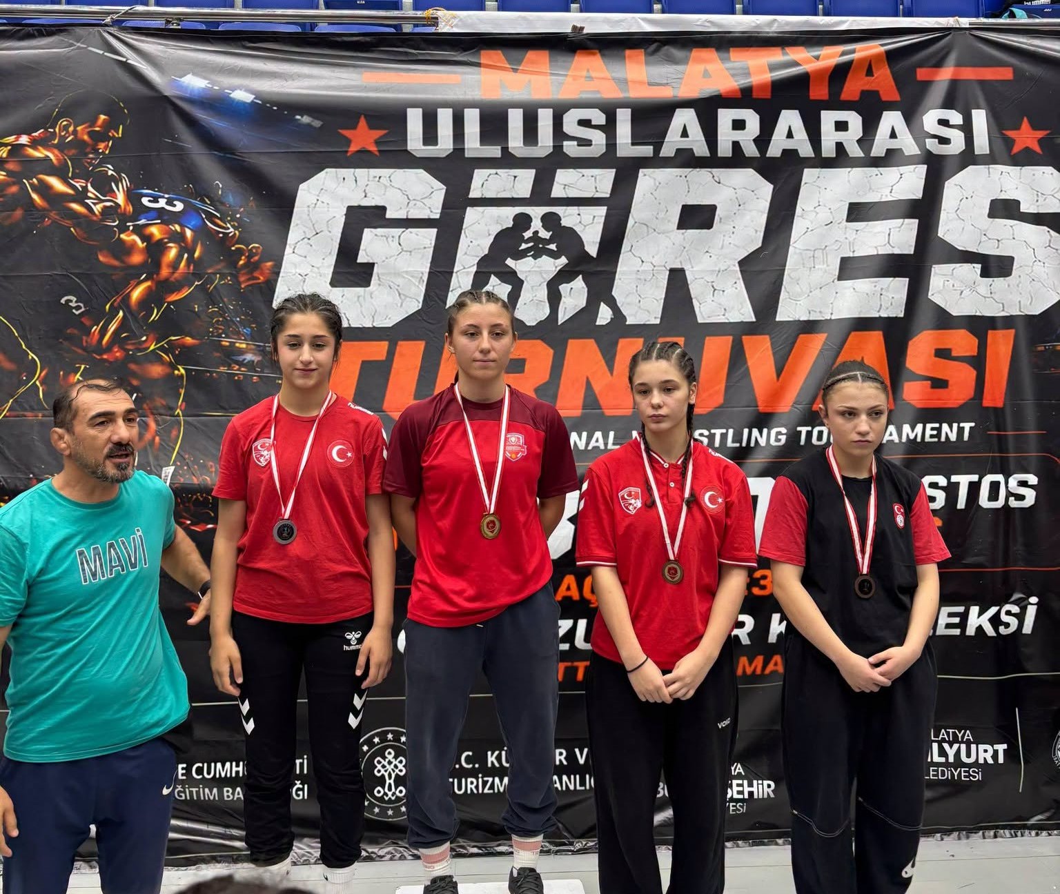 MİNDERDE TAŞOLUK FIRTINASI! KADIN GÜREŞÇİLERDEN MALATYA’DA TARİHİ BAŞARI