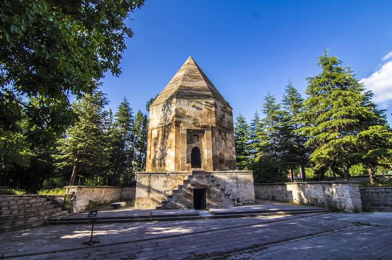 SİNANPAŞA’DA KUREYŞ BABA KÜMBETİ İÇİN ONARIM ADIMI