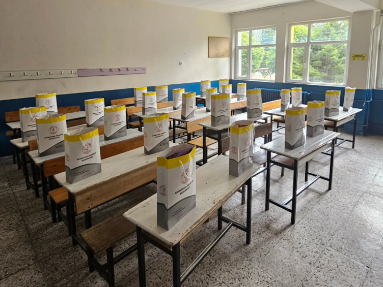 AHMETPAŞA BELEDİYESİNDEN ÖĞRENCİLERE KIRTASİYE DESTEĞİ