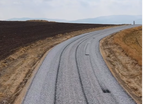 AYVALI KÖYÜ YOLUNDA SATHİ KAPLAMA ASFALT ÇALIŞMASI TAMAMLANDI