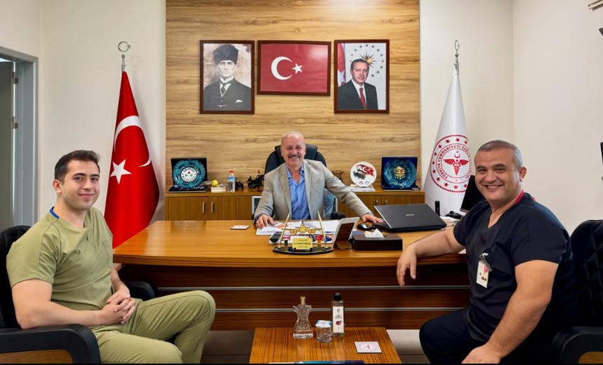 Sinanpaşa Devlet Hastanesi’nde Duygulandıran Baba-Oğul Hikâyesi! Aynı Hastanede Mesai Arkadaşı Oldular