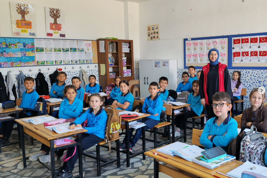 Sinanpaşa Gençlik Merkezi’nde Öğrenciler İçin Renkli Buluşma
