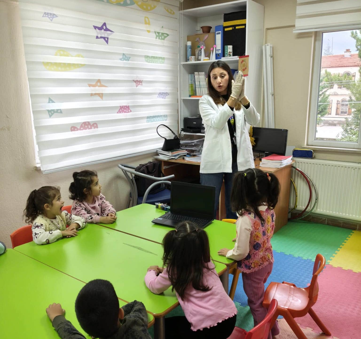 SİNANPAŞA’DA HİJYEN EĞİTİMİ “KARABİBER DENEYİ” İLE PEKİŞTİRİLDİ