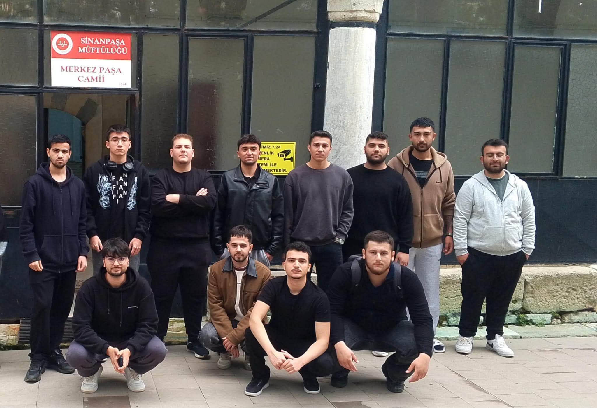 SİNANPAŞA PAŞA CAMİİ’NDE ÖĞRENCİLERDEN ANLAMLI TEMİZLİK ÇALIŞMASI