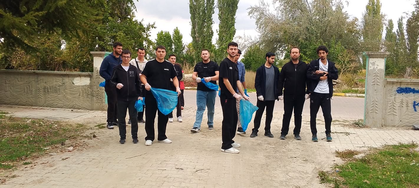 Sinanpaşa’da Öğrenciler Şehitlerin Hatırasına Sahip Çıktı