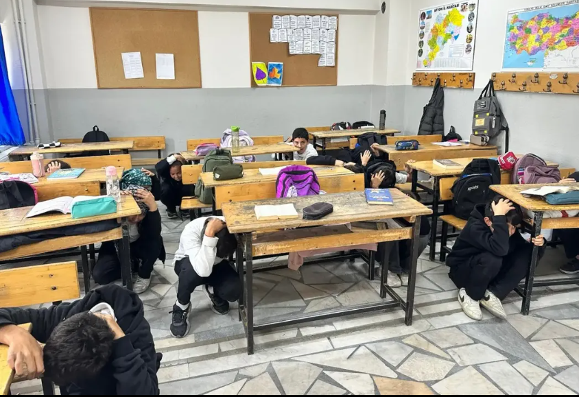 KIRKA’DA ÖĞRENCİLERDEN DEPREM TATBİKATI: “ÇÖK, KAPAN, TUTUN!”